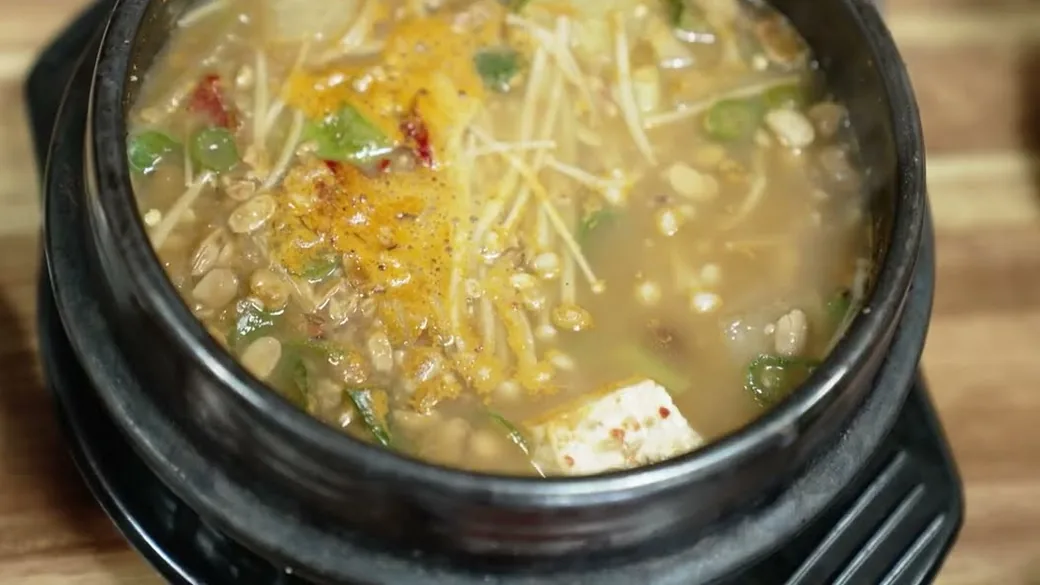뚝배기에 끓인 청국장 — 구미시 소개 영상의 한 장면