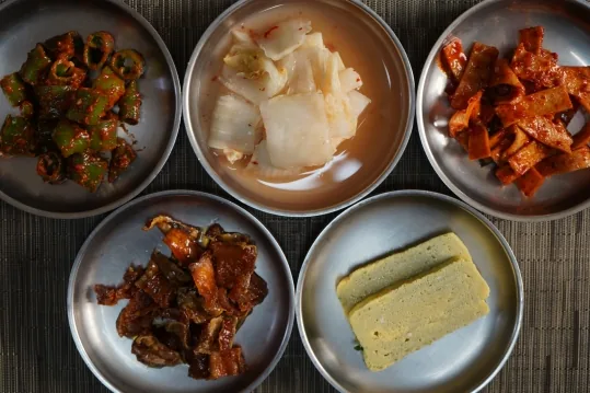 반찬 다섯 가지 — 계란말이, 김치와 양념 반찬들